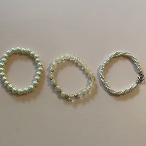 set of 3 pearl bracelets. in new condition.